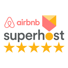 Distintivo Superhost otorgado por Airbnb por la excelencia en rentas vacacionales